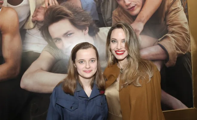 Angelina Jolie y su hija Vivienne en el estreno de 