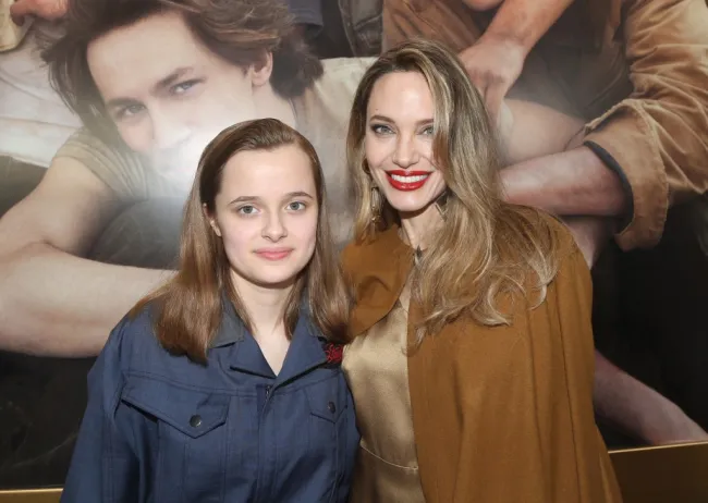 Vivienne Jolie-Pitt y Angelina Jolie en el estreno de 