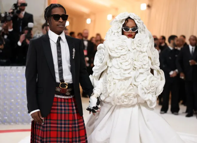 A$AP Rocky y Rihanna asisten a la Met Gala 2023 que celebra 