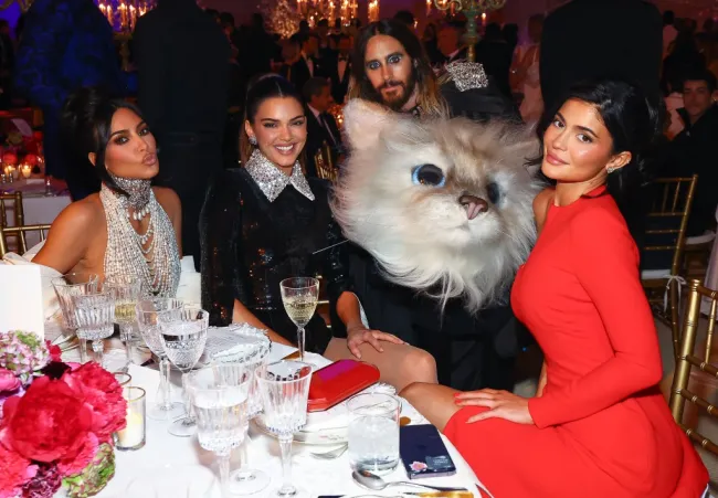 Kim Kardashian, Kendall Jenner, Jared Leto y Kylie Jenner en la Met Gala 2023.