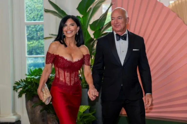 Jeff Bezos y Lauren Sanchez, con un vestido rojo, entran a la Casa Blanca.