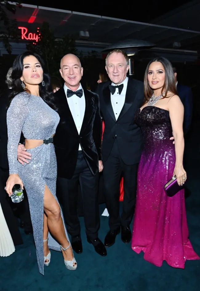 Lauren Sanchez, Jeff Bezos, François-Henri Pinault y Salma Hayek Pinault están juntos.