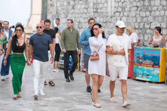 Eff Bezos, Lauren Sanchez, Katy Perry, Orlando Bloom y Usher caminaron por la calle principal de Dubrovnik, Stradun, en Dubrovnik, Croacia.