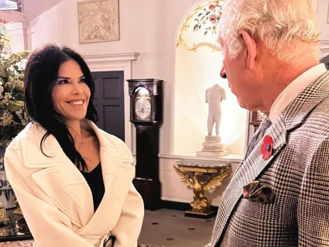 Lauren Sánchez sonríe mientras habla con el rey Carlos.