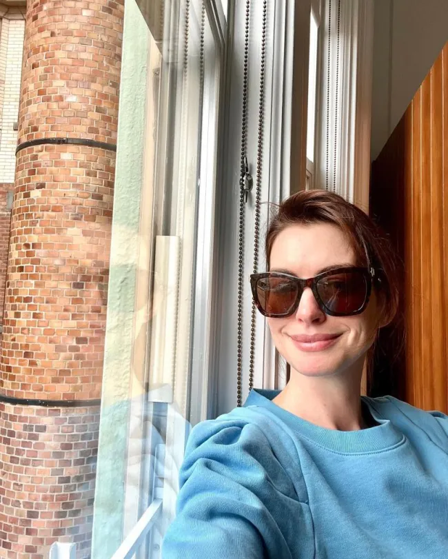 Anne Hathaway en una selfie.