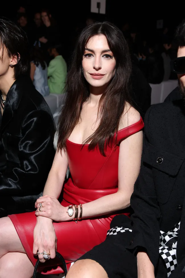 Anne Hathaway con un vestido rojo.