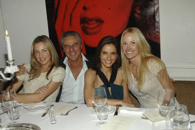Charlotte Bonstrom Assaf, Vittorio Assaf, Leanor Virella y un invitado en 2009.