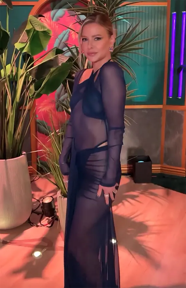 Ariana Madix posando con su vestido de reunión de la temporada 11