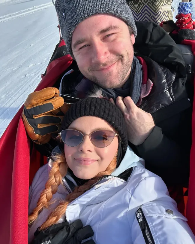 selfie de ariel winter y luke benward en la nieve