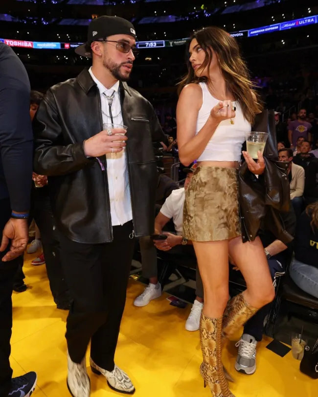 Bad Bunny y Kendall Jenner en un partido de la NBA.