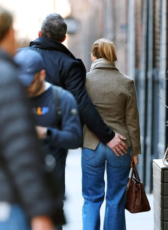 Ben Affleck agarrando el trasero de Jennifer López en Brooklyn.