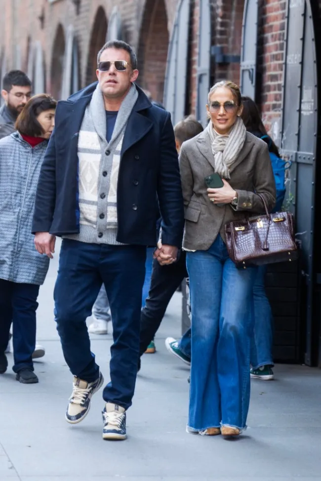Jennifer Lopez y Ben Affleck tomando un brunch de Pascua en Cecconi's en Brooklyn.