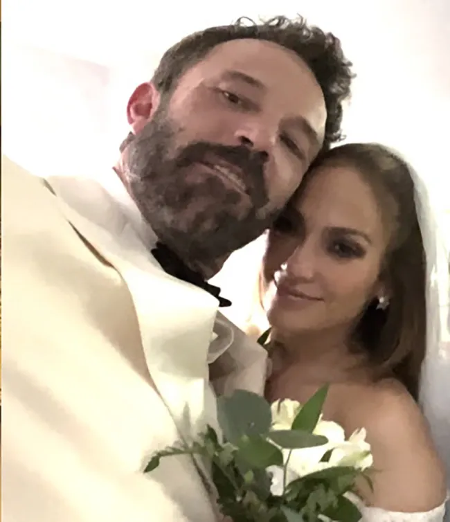 Jennifer López y Ben Affleck en una selfie el día de su boda.