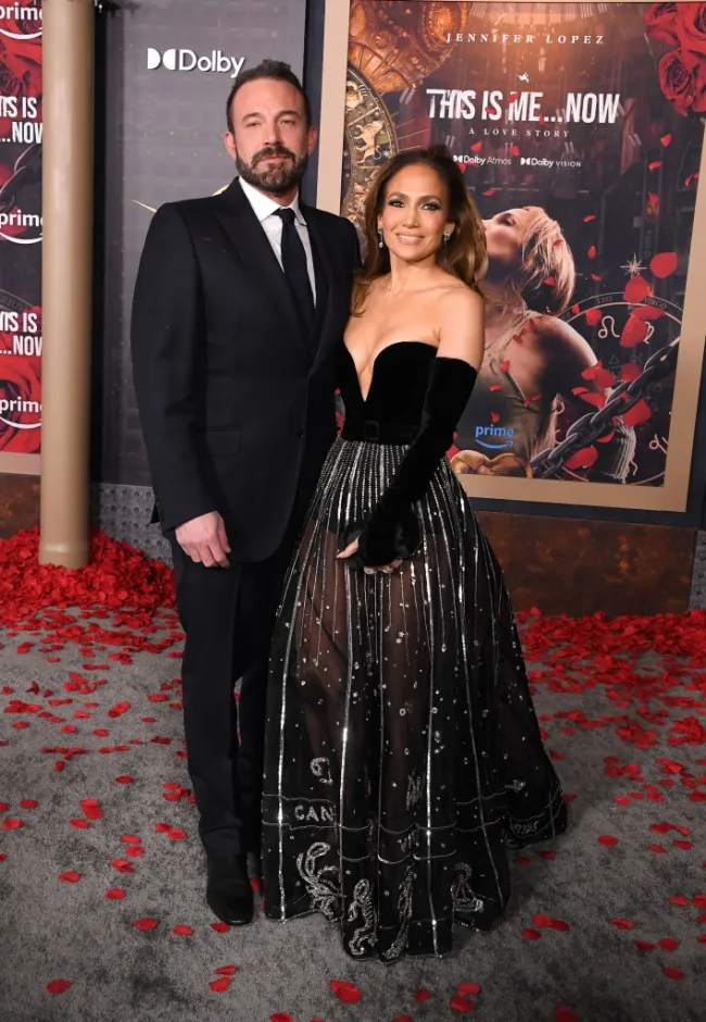 Jennifer Lopez y Ben Affleck en una alfombra roja en febrero de 2024.