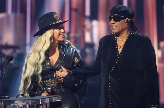 Beyoncé y Stevie Wonder en los iHeartRadio Music Awards 2024
