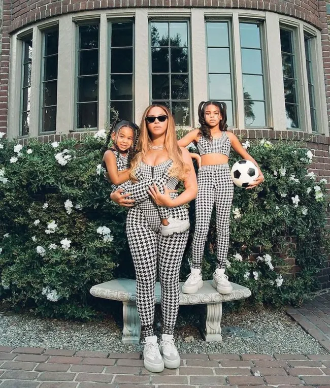 Beyoncé posando con sus hijas Blue Ivy y Rumi