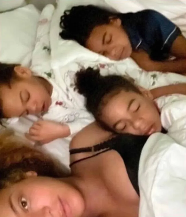Beyoncé durmiendo con sus tres hijos