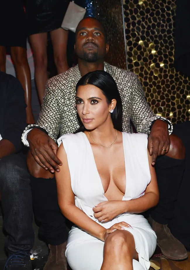 Kanye West apoyado detrás de Kim Kardashian 2014