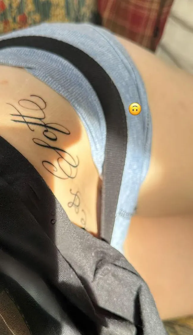 Una captura de pantalla del nuevo tatuaje de Billie Eilish