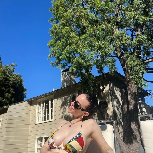 Billie Eilish sentada en bikini