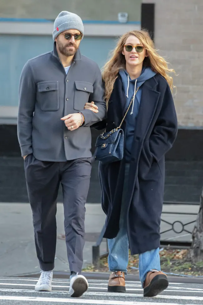 Ryan Reynolds y Blake Lively caminando juntos