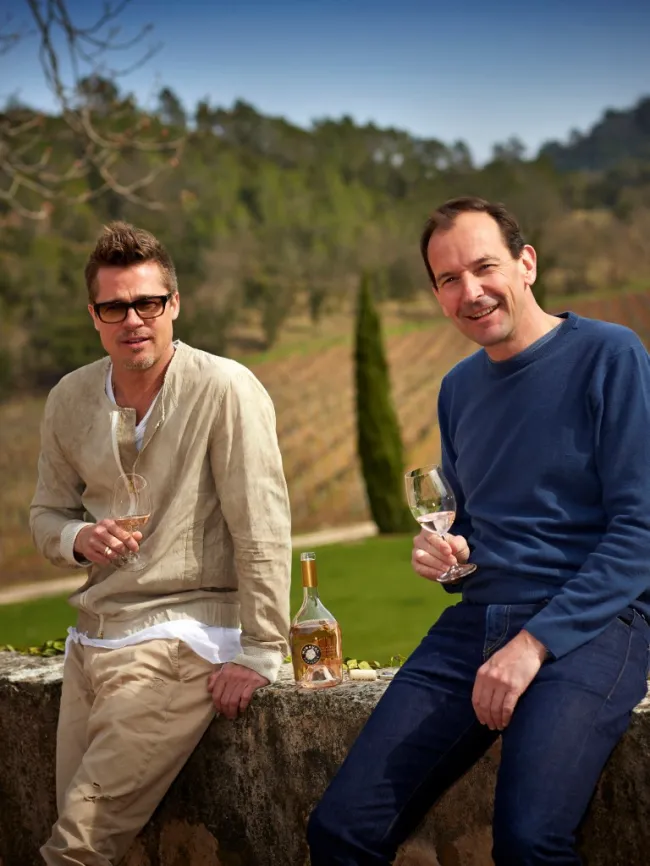 Brad Pitt comparte una copa de vino con Marc Perrin.