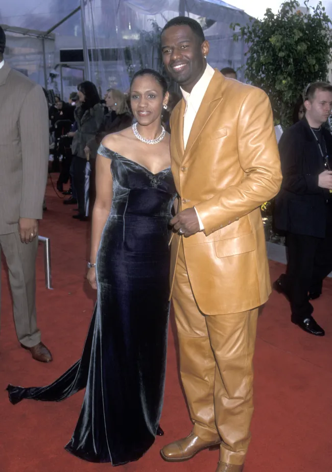 Brian McKnight y su esposa, Julie McKnight, en los premios Grammy del año 2000.