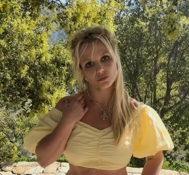 Britney Spears en amarillo