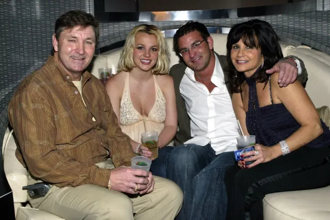 La cantante Britney Spears (2.ª, izq.) y su familia (izq.), padre Jamie, hermano Bryan y madre Lynne.