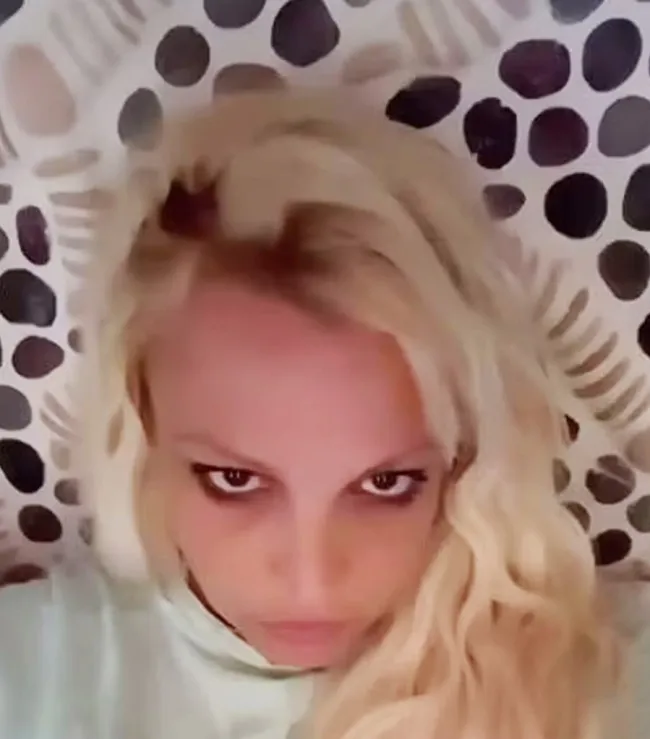 Britney Spears cabello rubio blanco