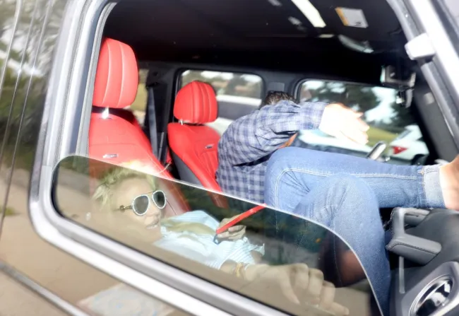 Britney Spears tumbada en un coche