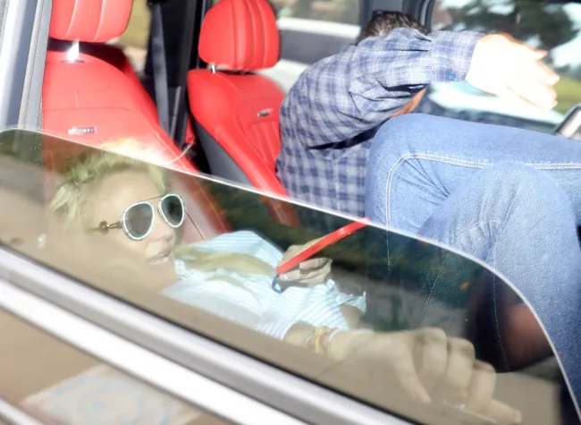 Britney Spears y Richard Soliz sentados en un auto