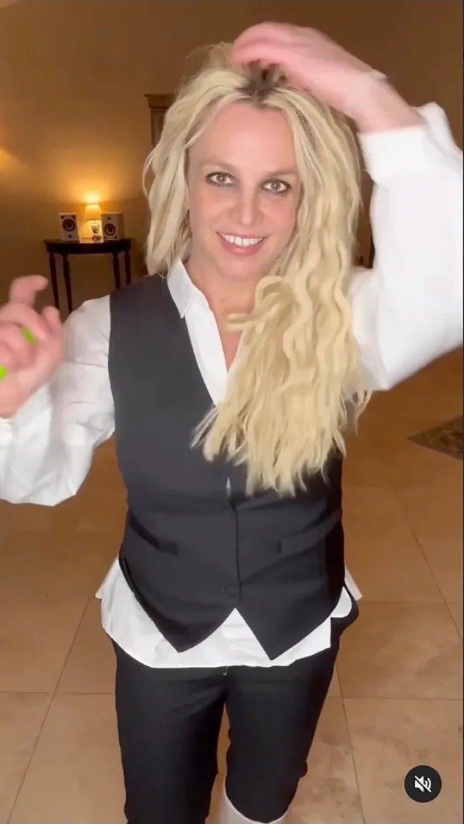 Britney Spears posando con un traje