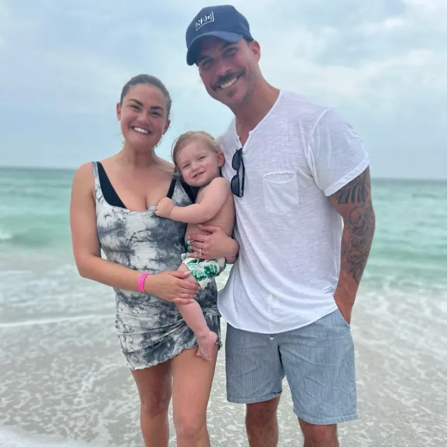 Brittany Cartwright, Jax Taylor y su hijo Cruz en la playa.