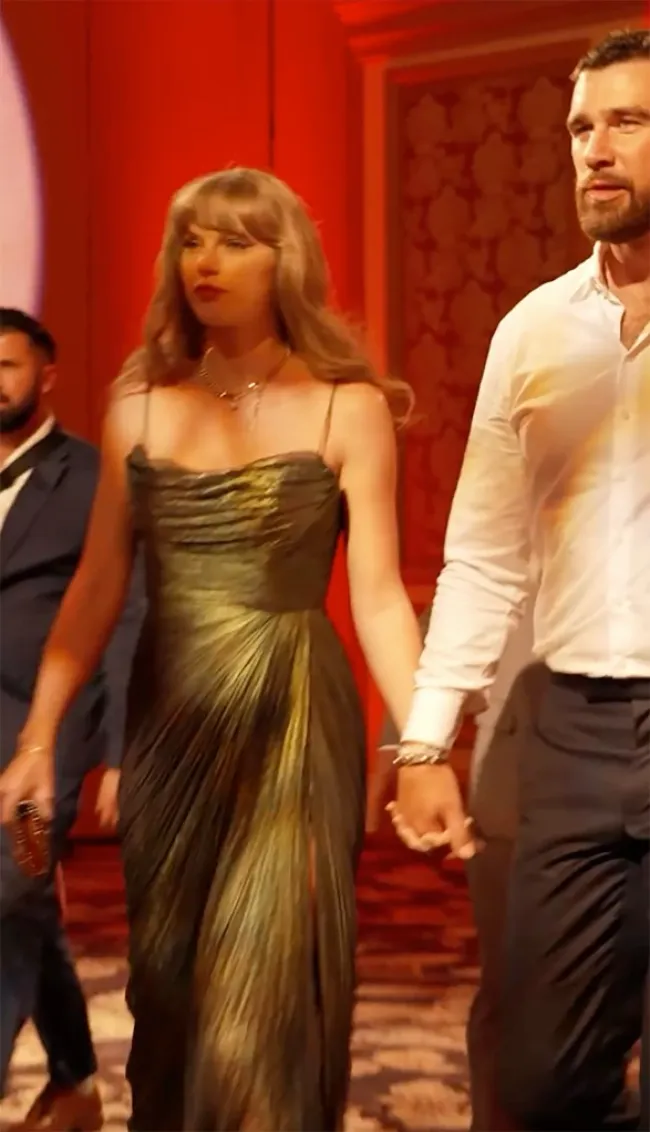 Travis Kelce y Taylor Swift en la Gala 15 y Mahomies.
