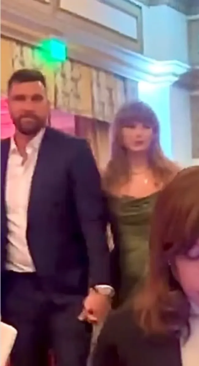 Travis Kelce y Taylor Swift en la Gala 15 y Mahomies.