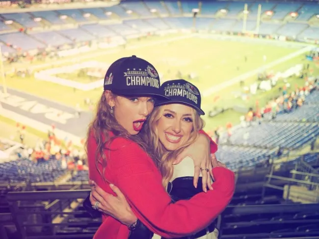 Brittany Mahomes y Taylor Swift en un partido de los Kansas City Chiefs.