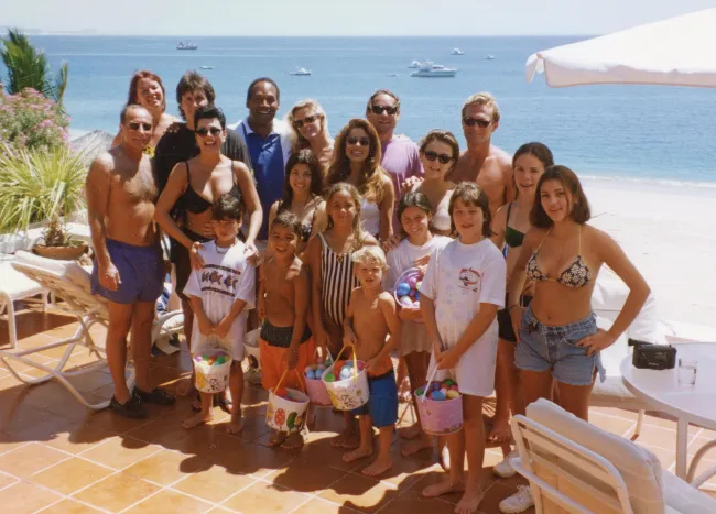 la familia kardashian posando con oj simpson y nicole brown y caitlyn jenner