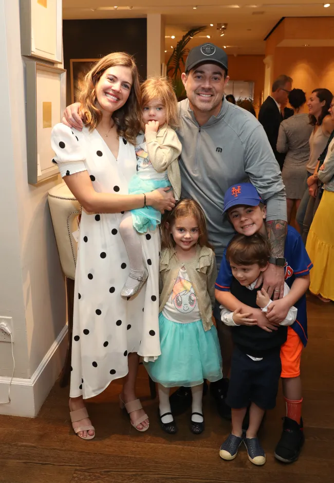 Siri Daly y Carson Daly, con sus hijos