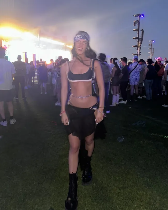Charli D'Amelio posando en Coachella 2024