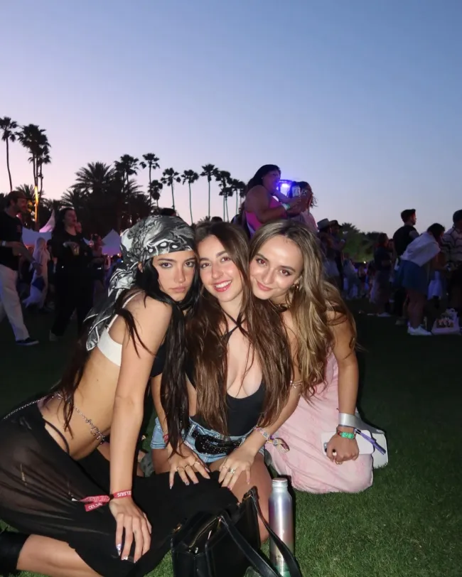 Charli D'Amelio posando con amigos en Coachella 2024