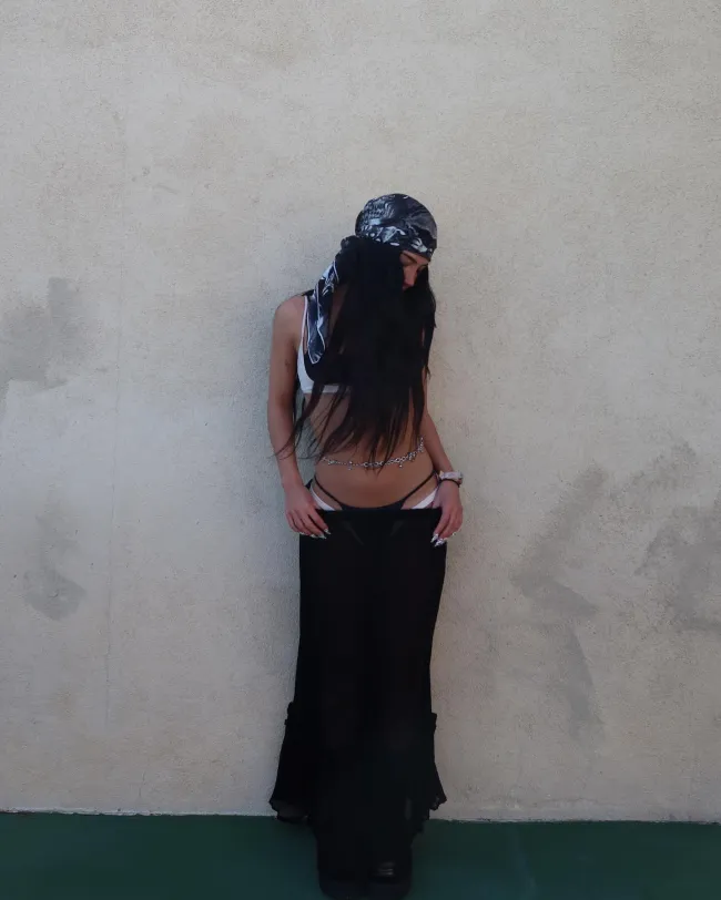 Charli D'Amelio posando en Coachella 2024