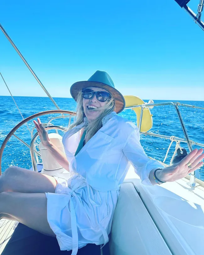 Chelsea Handler sentada en un barco