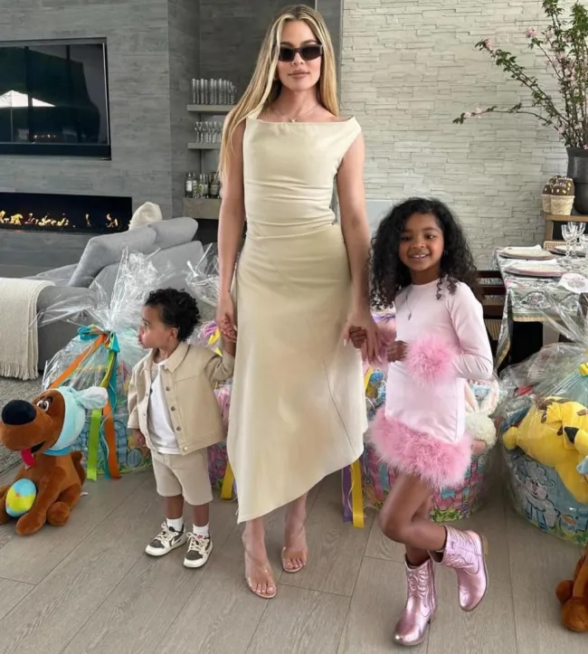 Khloé Kardashian con sus hijos True y Tatum Thompson