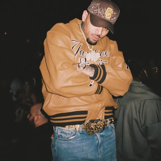 Chris Brown con una chaqueta marrón.
