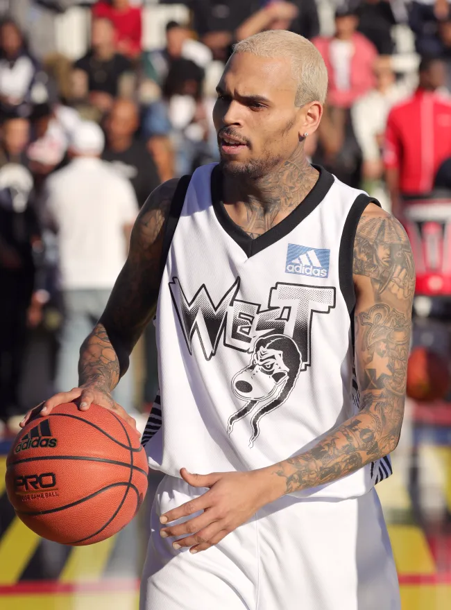 Chris Brown jugando baloncesto.