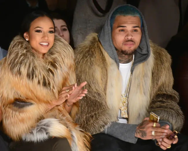 Chris Brown y Karrueche en un desfile de moda en 2015.