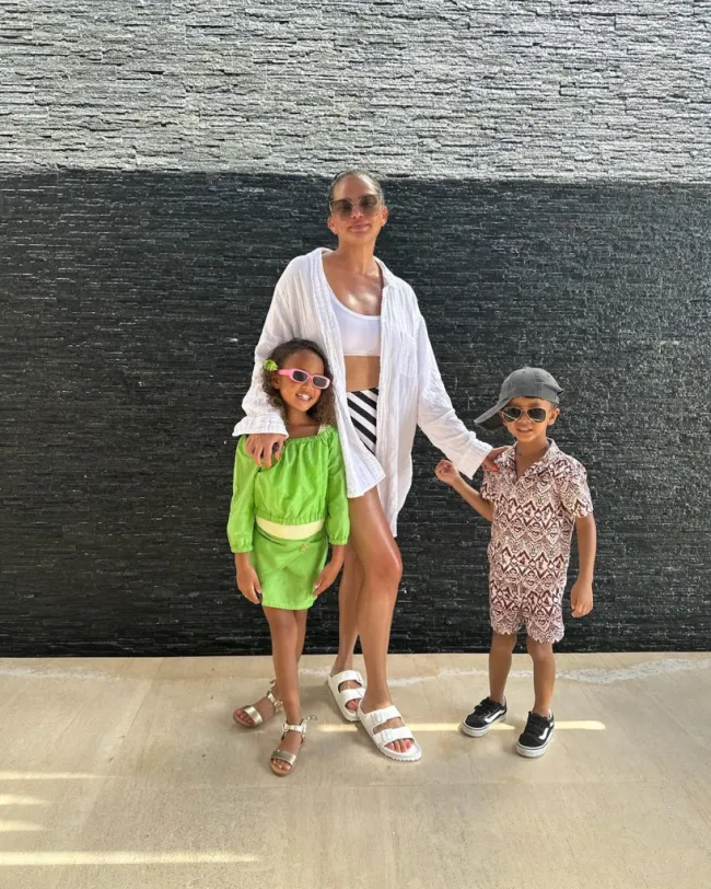 Chrissy Teigen y John Legend con sus hijos
