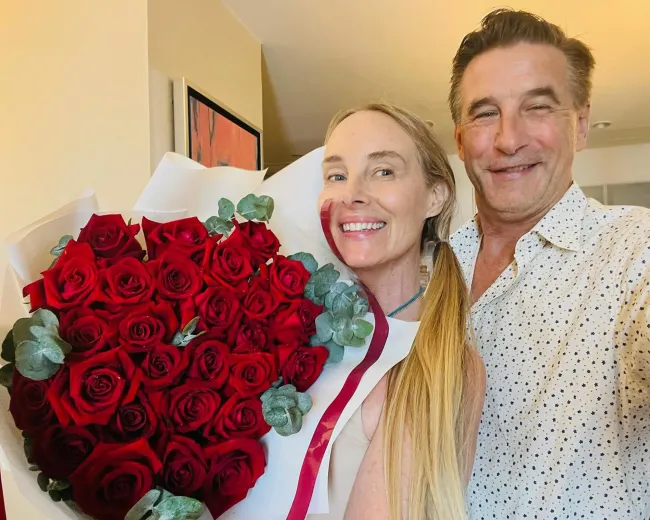 selfie de billy baldwin y chynna phillips con un gran ramo de rosas