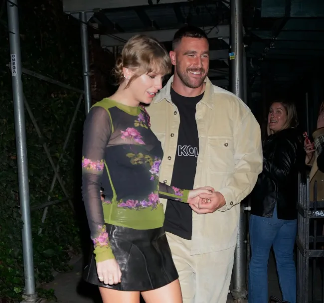 Taylor Swift y Travis Kelce tomados de la mano en la ciudad de Nueva York.
